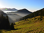 Vom Sattel geht es in westlicher Richtung hinunter zur Vockalm