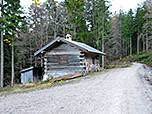 ...vorbei an einer Holzhütte