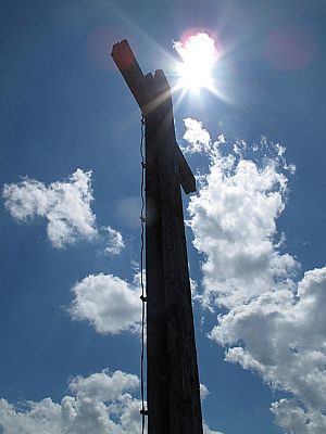 ...stehen am Gipfelkreuz des Faistenauer Schafbergs