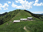 Blick über die Almhütten zur Loibersbacher Höhe