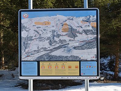 Am Parkplatz informiert eine Tafel über die Skitouren und Schutzgebiete in der Region