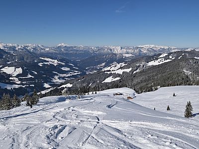 Der Ausblick nach Westen über das Inntal zum Guffert