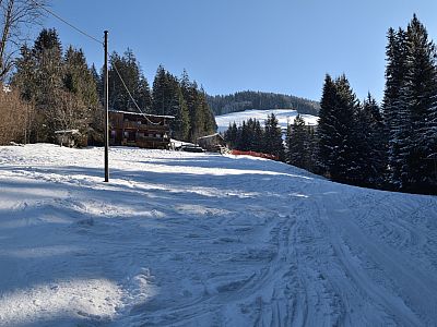 Nach Südosten steigen wir zu einer kleinen Straße auf