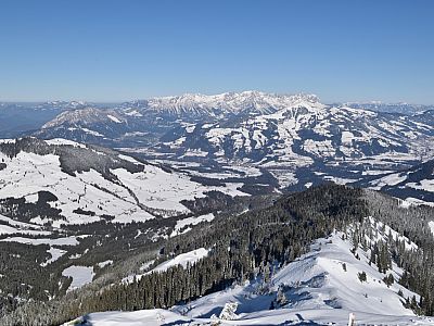 Hinter der Hohen Salve zeigt sich das Kaisergebirge von seiner schönsten Seite
