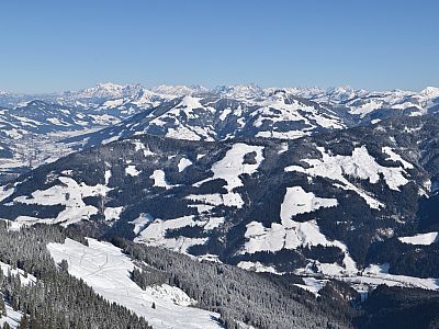 Im Osten fällt der Blick auf die Loferer Steinberge und die Berchtesgadener Alpen