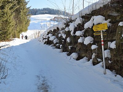 Nach der Brücke halten wir uns links...