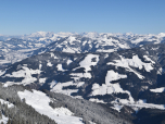 Im Osten fällt der Blick auf die Loferer Steinberge und die Berchtesgadener Alpen
