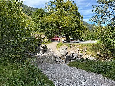 ...und kehren über eine Brücke zurück...