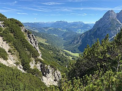 Blick hinunter ins Kaiserbachtal