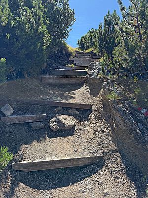 ...und steigen dann über Stufen zum Bergrücken hinauf