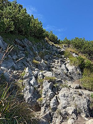 ...geht es über eine schrofige Rampe...