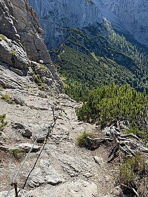 ...und folgen der Seilsicherung bergab