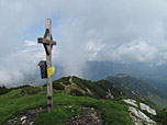 Gipfelkreuz und Aufstiegsweg