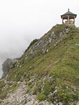 Zuerst wenige Meter entlang des Aufstiegswegs zurück, ...