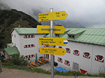 Wegweiser an der Hütte...