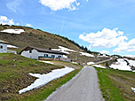 Vom Straubinger Haus folgen wir dem Fahrweg ein Stück nach Südosten
