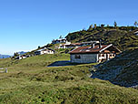 ...und wandern an den kleinen Almhütten vorbei