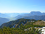 Blick auf das Tal der Großache sowie zum Wilden Kaiser