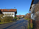 Wir der Landstraße durch den Ort...
