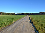 ...in einen sonnenverwöhnten Feldweg ein