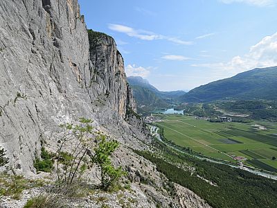 ... die Sicht auf den Lago di Toblino genießen