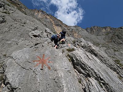 ... über eine kleine Stufe...