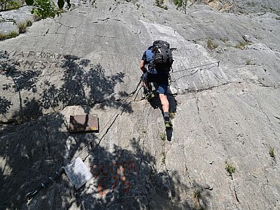 ... zum alten Einstieg des Steigs führt.