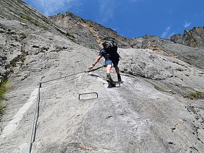 Wo keine Tritte vorhanden sind, spendierten die Erbauer zahlreiche Drahtbügel 