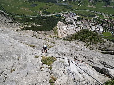 Die Wand ist etwas geneigt, so dass der Fuß bei Trockenheit auch auf dem Felsen Halt findet
