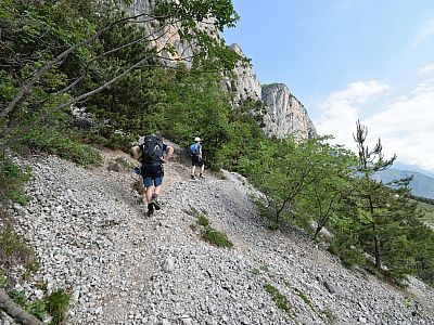Über Schotterfelder gelangen wir zum Einstieg