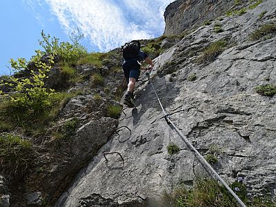 Erneut erleichtern Klammern den Aufstieg