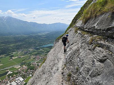 ... führt uns zu einem Band, auf dem wir gut stehen können.