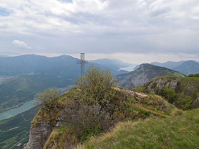 Das Gipfelkreuz mit dem Gardasee im Hintergrund