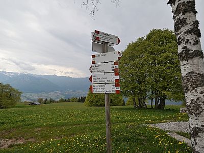 Der empfohlene Abstiegsweg führt rechts nach Norden...