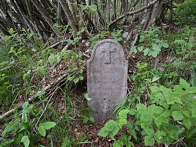 Eine alte Gedenktafel lässt sich kaum mehr entziffern