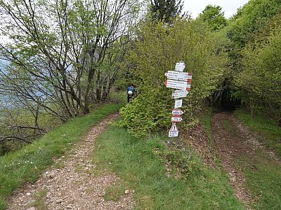 Hier halten wir uns links