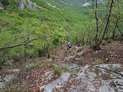 ... läutet den Beginn der Ferrata del Rampin ein.