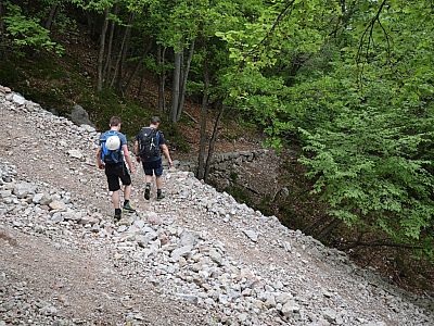 Wir queren eine Schuttrinne