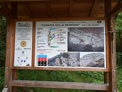 Eine Informationstafel zeigt am Parkplatz den Verlauf des Klettersteigs