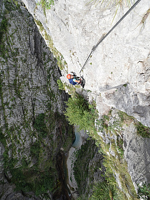 ... um anschließend steil durch D-Gelände ...