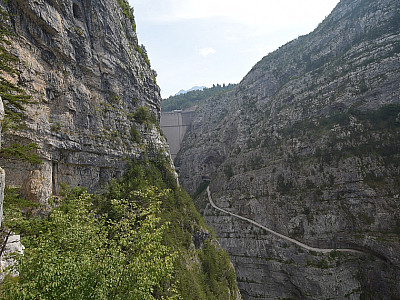Im Osten eine Teil der Staumauer, über die die tödliche Welle schwappte