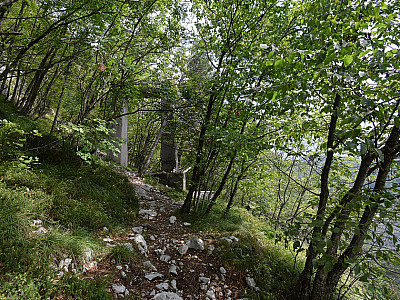 Vorbei an Bauten der Staudammbaustelle... 