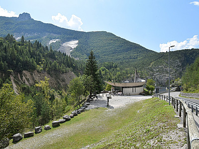 Die Kapelle befindet sich direkt vor dem Staudamm