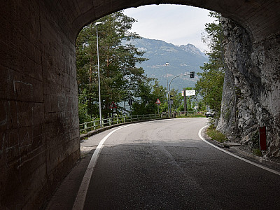 Nach diesem Tunnel links...