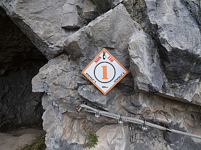 Spätestens hier führt der Weg nur noch außen am Fels entlang