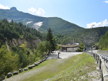 Die Kapelle befindet sich direkt vor dem Staudamm