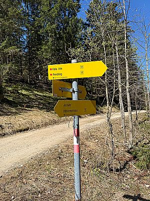 ...gelangen wir zu einem Querweg und wenden uns nach links
