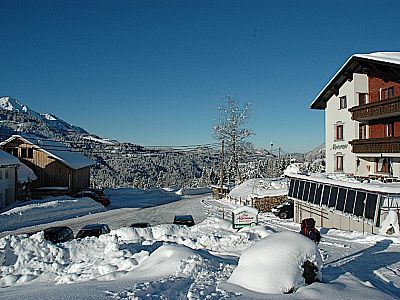 Cafe Alpenrose mit Prakplatz