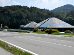 An der Bundesstraße können wir auch einen Blick auf die Red Bull Zentrale werfen.