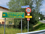 Nach den wenigen Häusern von Brunn halten wir uns links und wandern in die Filblingstraße